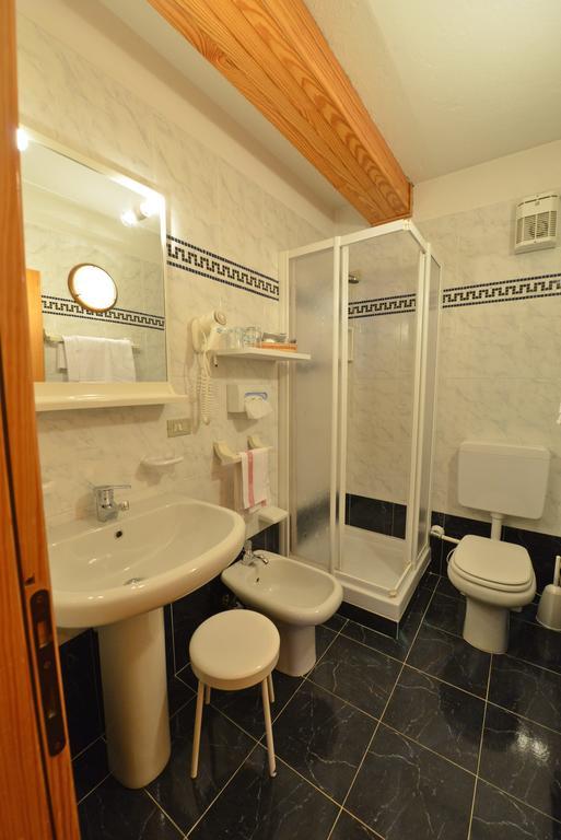 Petit Hotel Конье Экстерьер фото