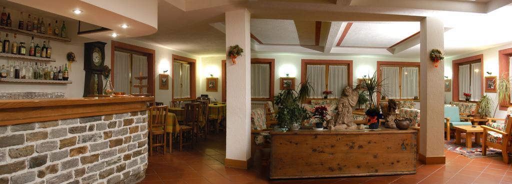 Petit Hotel Конье Экстерьер фото