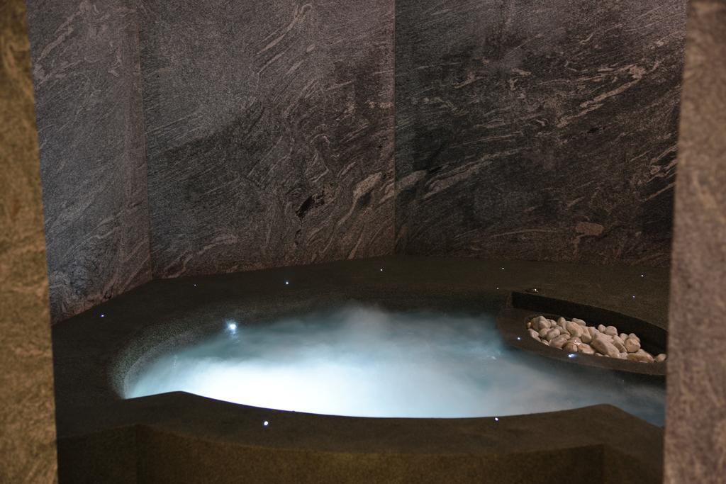 Petit Hotel Конье Экстерьер фото