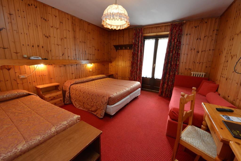 Petit Hotel Конье Экстерьер фото