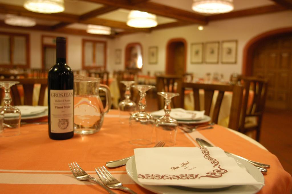 Petit Hotel Конье Экстерьер фото