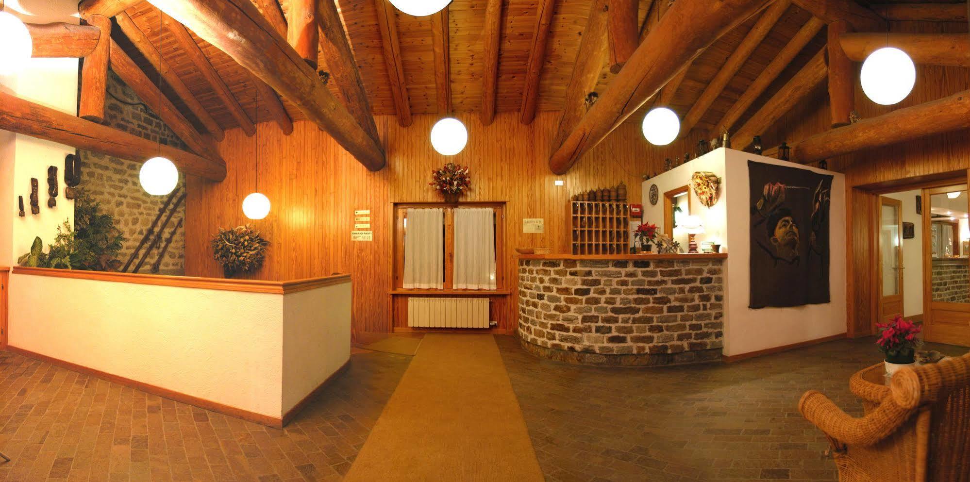 Petit Hotel Конье Экстерьер фото