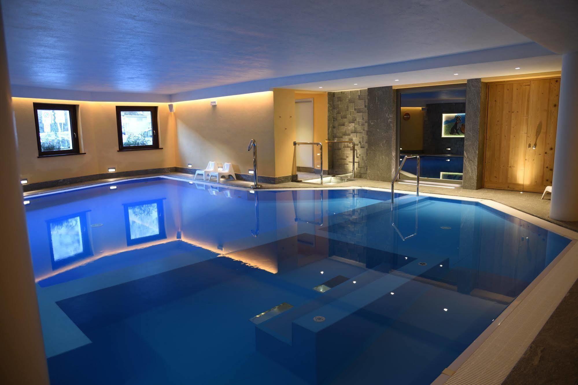 Petit Hotel Конье Экстерьер фото