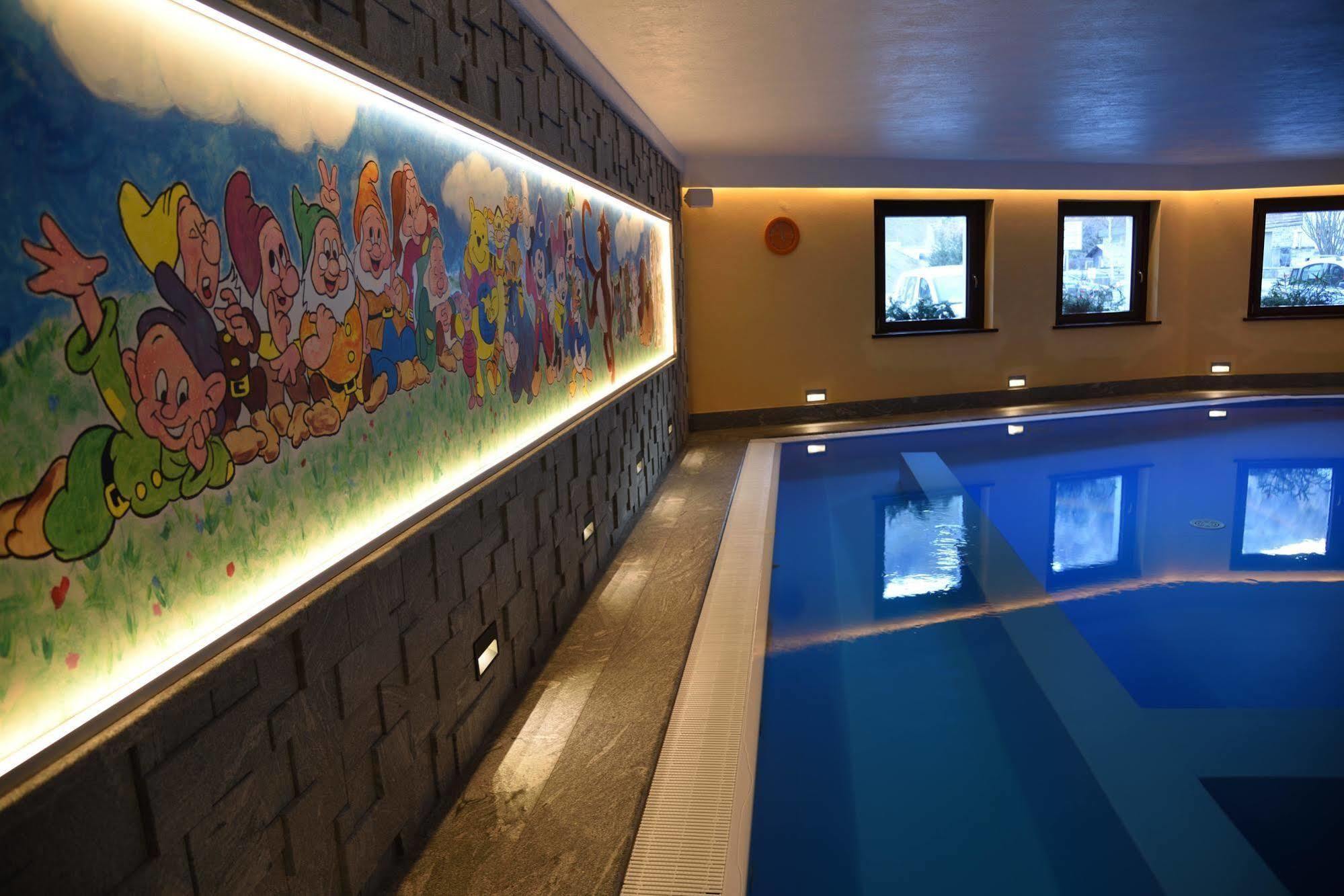 Petit Hotel Конье Экстерьер фото